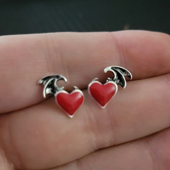 Red heart with bat wings gothic earrings - Picture 1 of 1